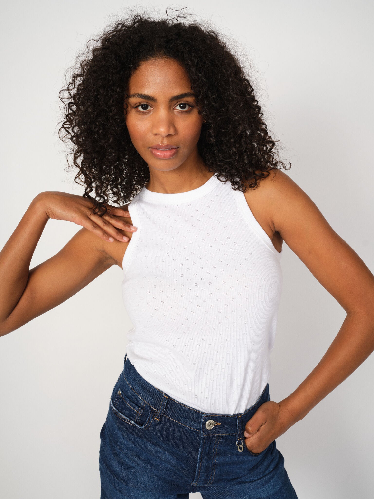 Modelshot / White / Detail